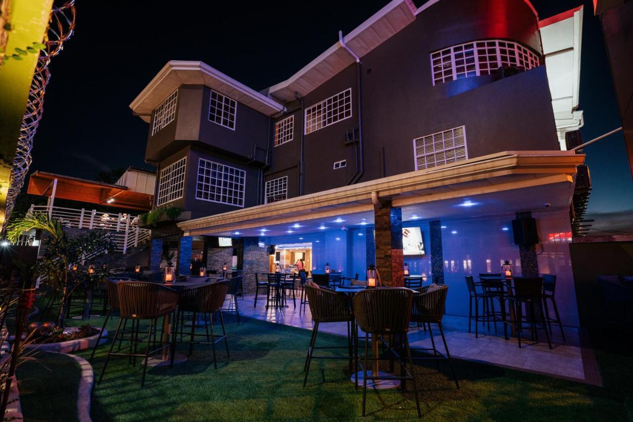 Runway Hotel Piarco Экстерьер фото