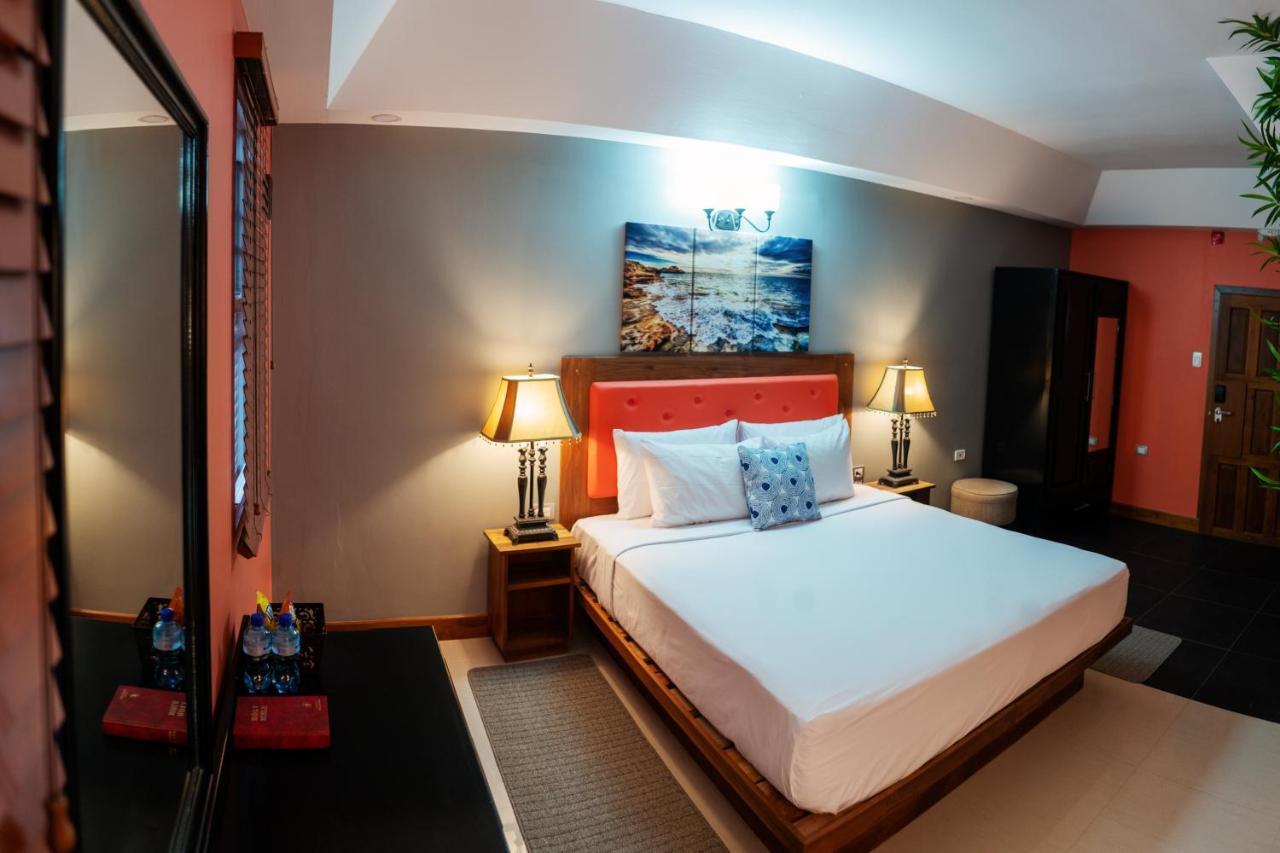 Runway Hotel Piarco Экстерьер фото