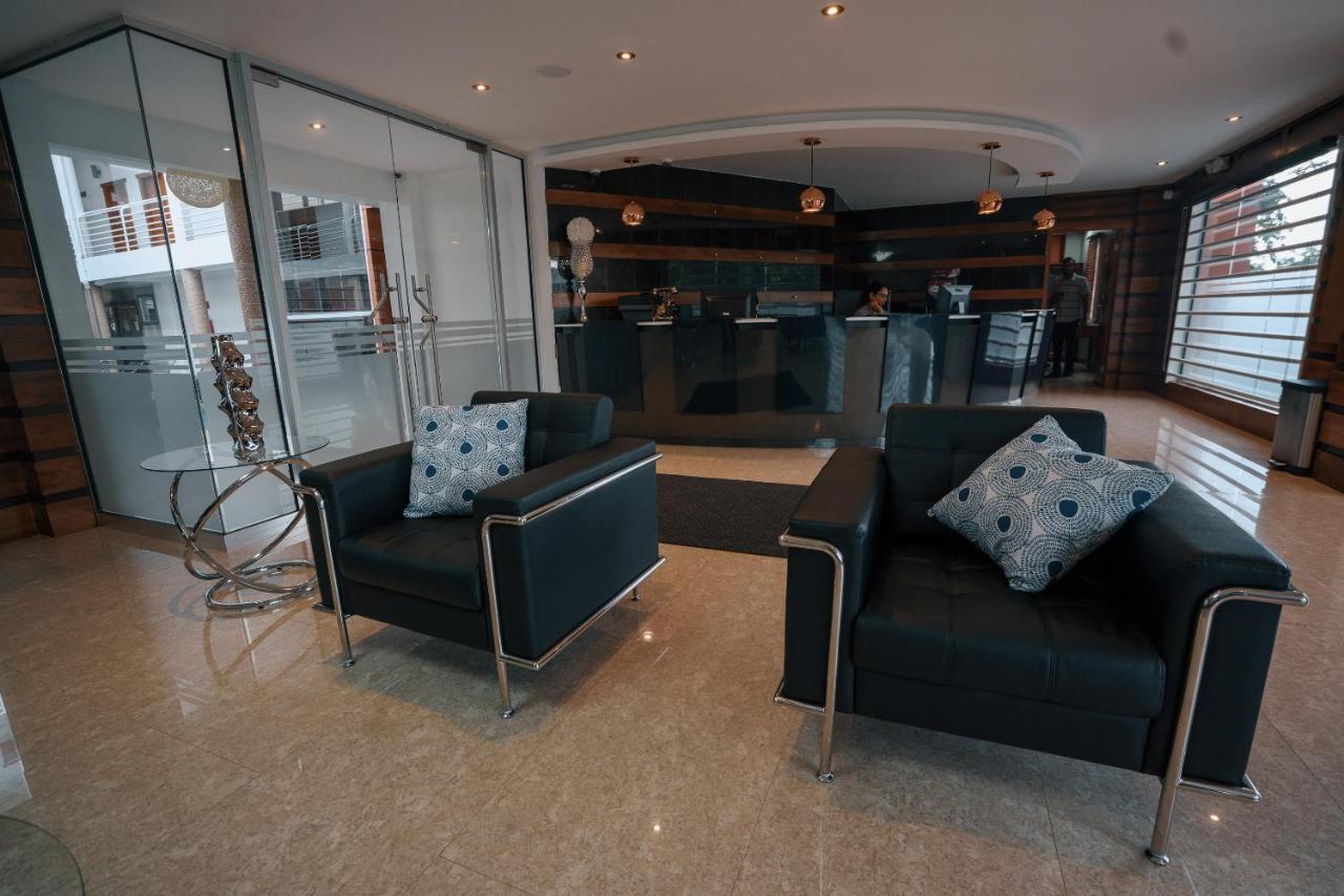 Runway Hotel Piarco Экстерьер фото