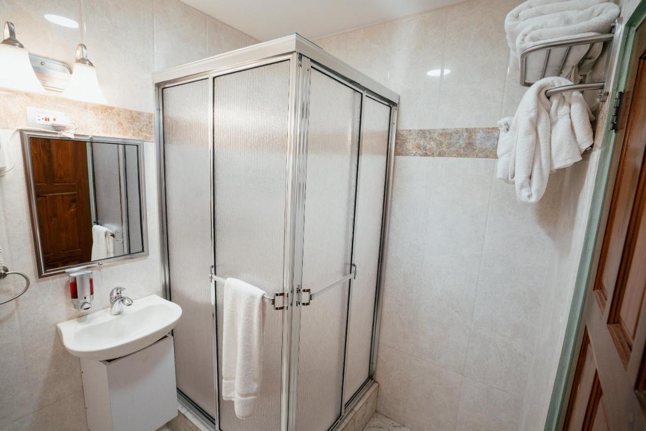 Runway Hotel Piarco Экстерьер фото