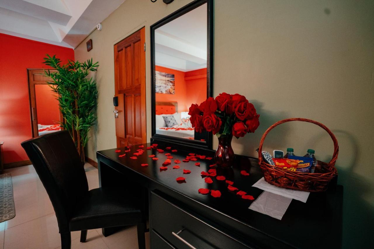 Runway Hotel Piarco Экстерьер фото