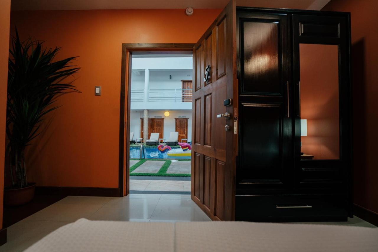 Runway Hotel Piarco Экстерьер фото