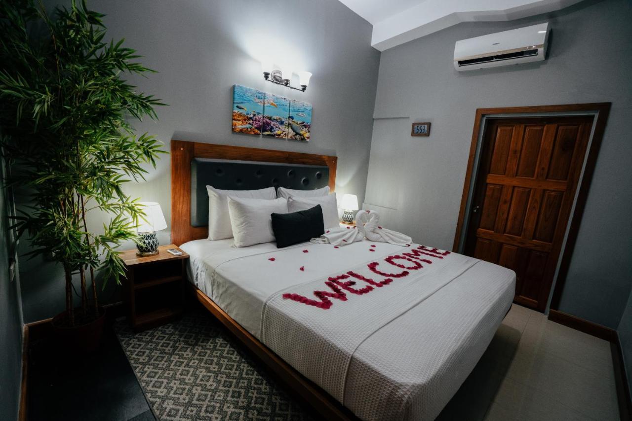 Runway Hotel Piarco Экстерьер фото